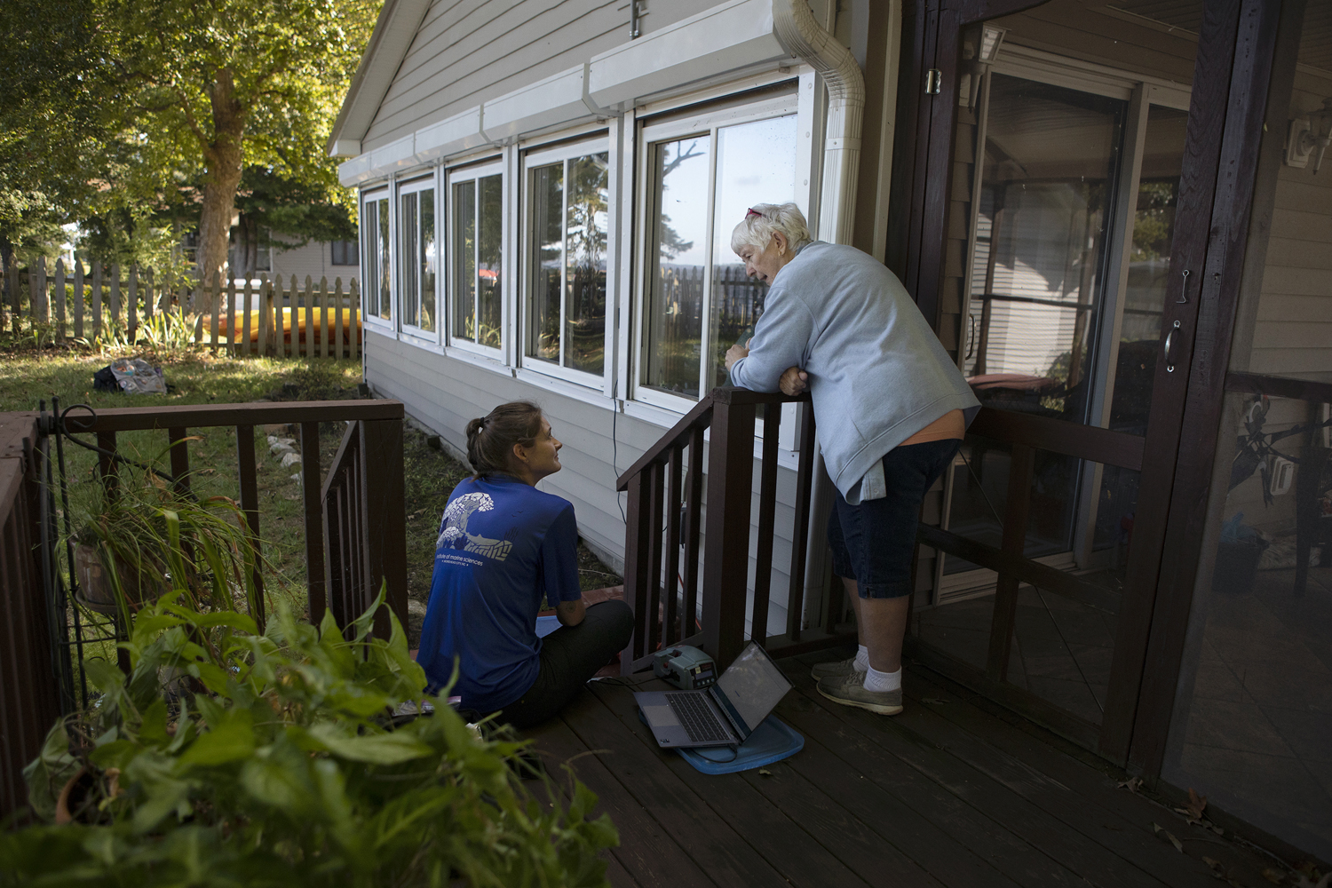 Haley Plaas chats with CEEG member Cathy Wood